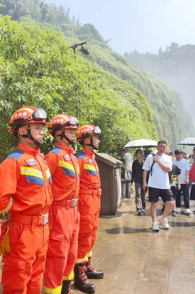志愿服務(wù)者們在景區(qū)開展志愿服務(wù)。