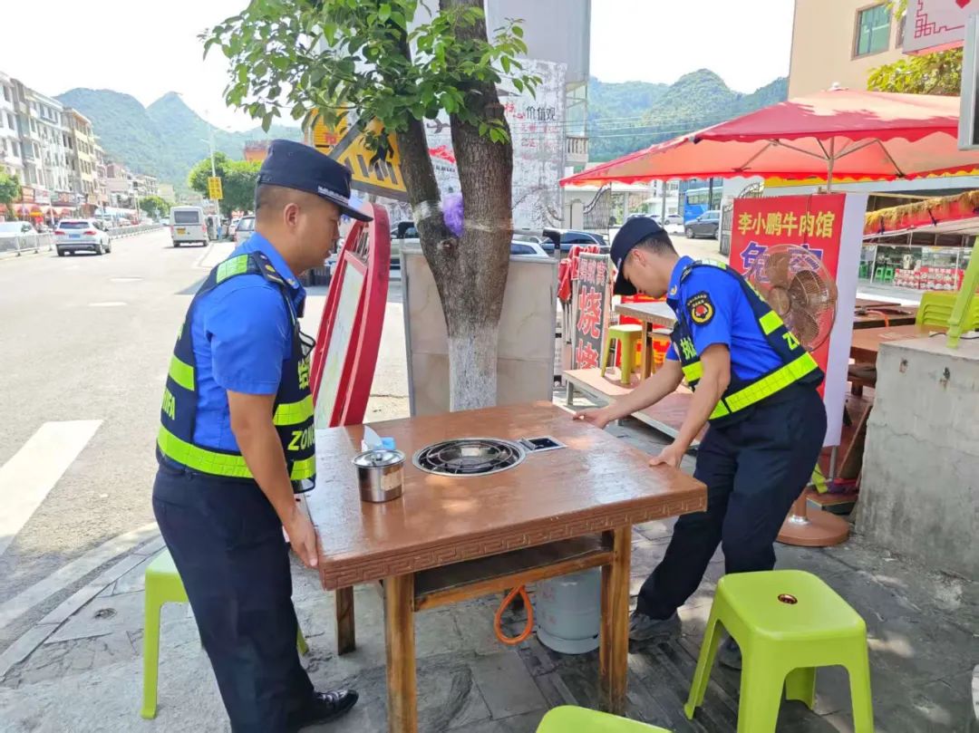 黃果樹旅游區綜合執法大隊優化服務保障、加強部門聯動等方式,確保旅游市場規范有序。.jpg