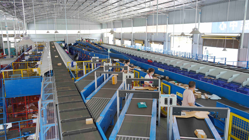 習水縣快遞智能分揀線。羅利飛攝
