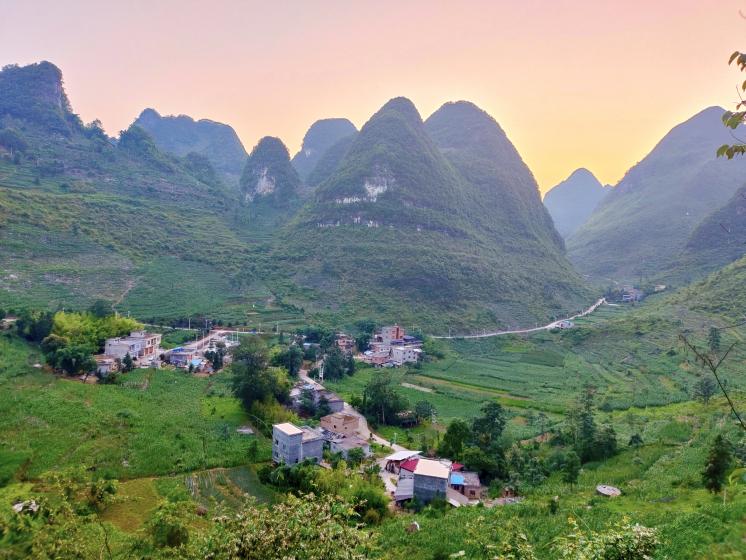 落日余暉下的紫云自治縣大營鎮(zhèn)芭茅村羊寨組。