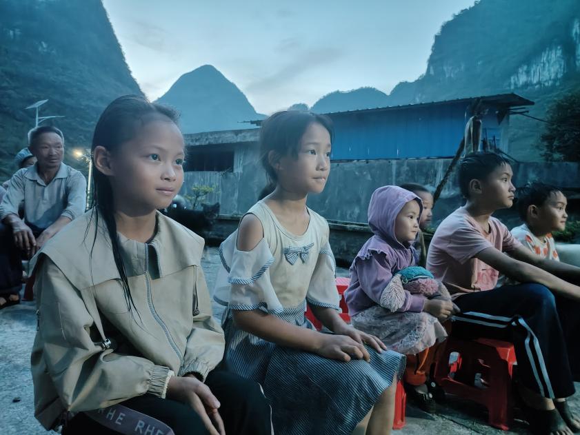 紫云自治縣大營鎮(zhèn)芭茅村楊嘉嘉(左三)和小伙伴看電影。