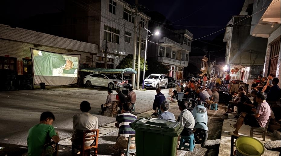 紫云自治縣貓營鎮(zhèn)長(zhǎng)興村群眾在觀看電影。