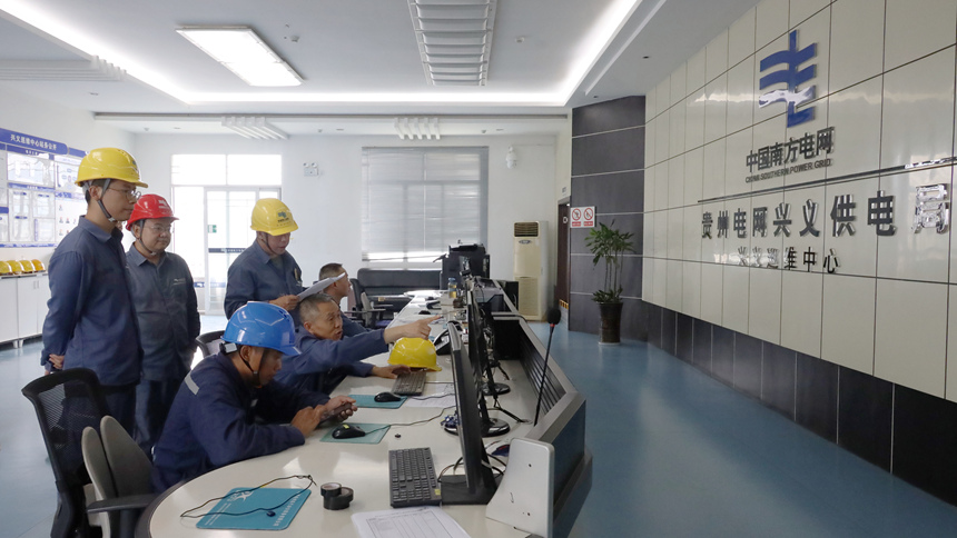 南方電網貴州興義供電局工作人員在220千伏興義變電站，對盤興高鐵興義牽引變電站220千伏電源線路啟動投運。