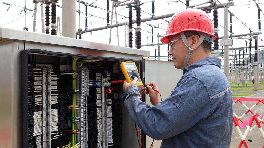 啟動投運中對變電設備進行巡檢。