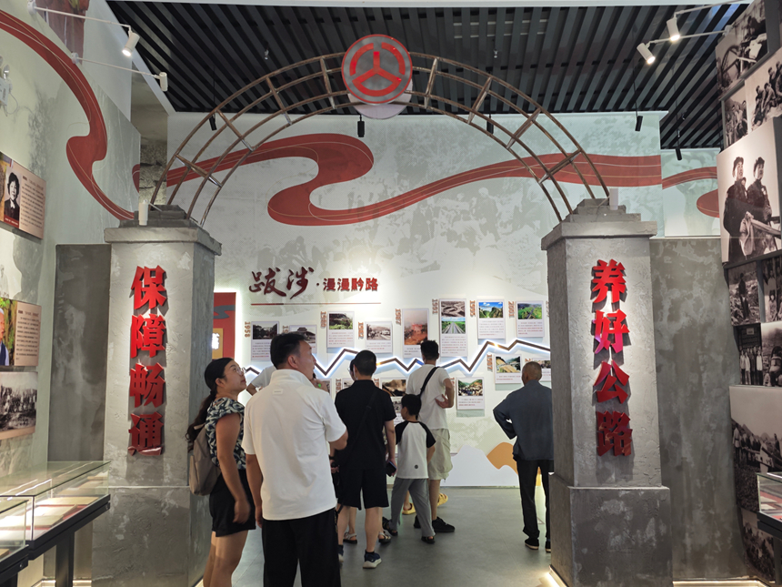 宣講結束,與會人員走進貴州公路傳承館。羅飛燕攝