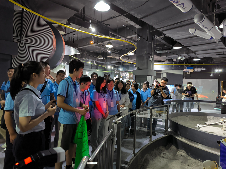 黔泰青少年參觀貴州科技館。實習生 張燕平攝