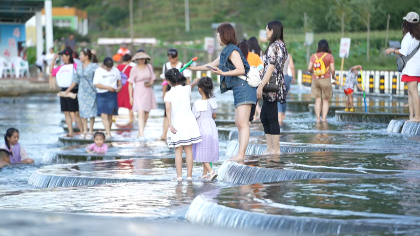 安順經開區“荷你鄉約”激活暑期旅游市場。