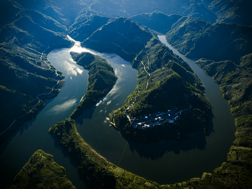 綠水青山孕育地質奇觀望謨河。龍張飛攝