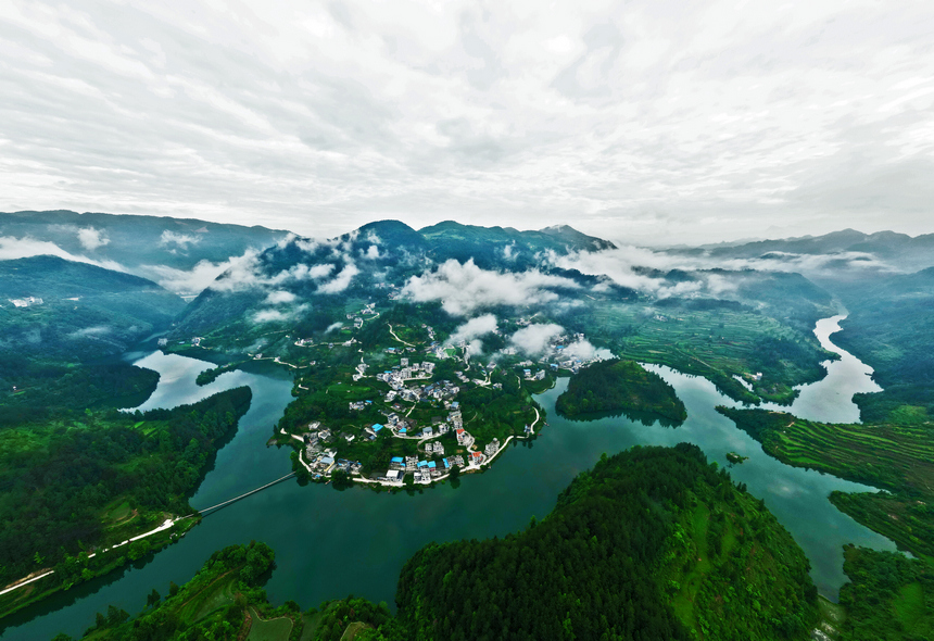 水庫上的村莊。方應龍攝