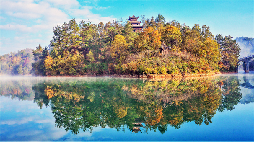 杜鵑湖美如畫。楊俊能攝