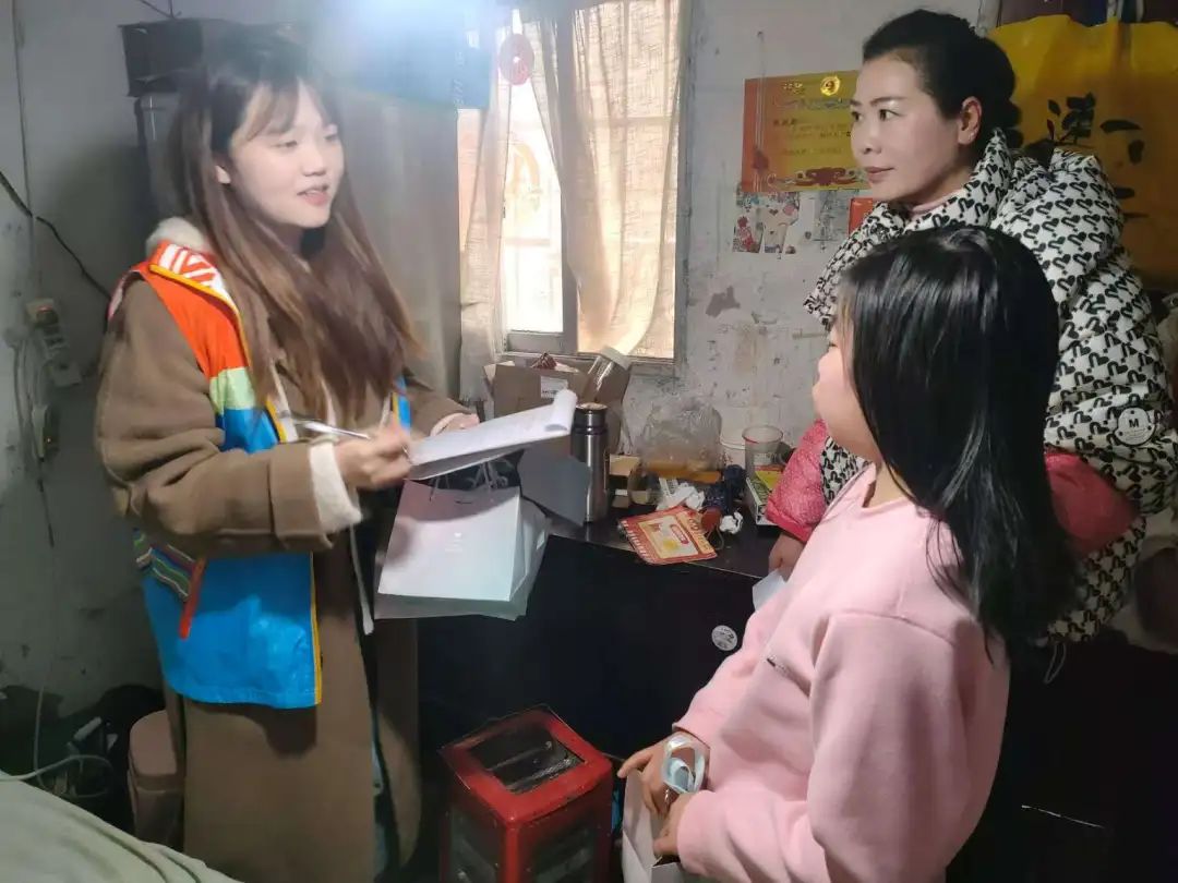 “愛心媽媽”入戶走訪留守兒童。廖雪梅攝