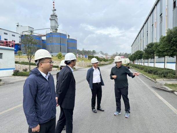 圖為工行興義分行深入某制造業企業開展調研,了解企業生產經營狀況。