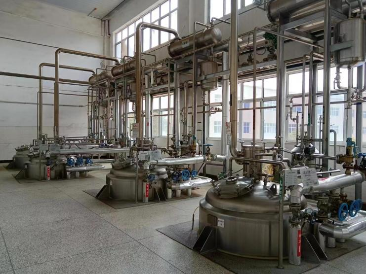 圖為貴州某重點制藥企業生產車間一隅。