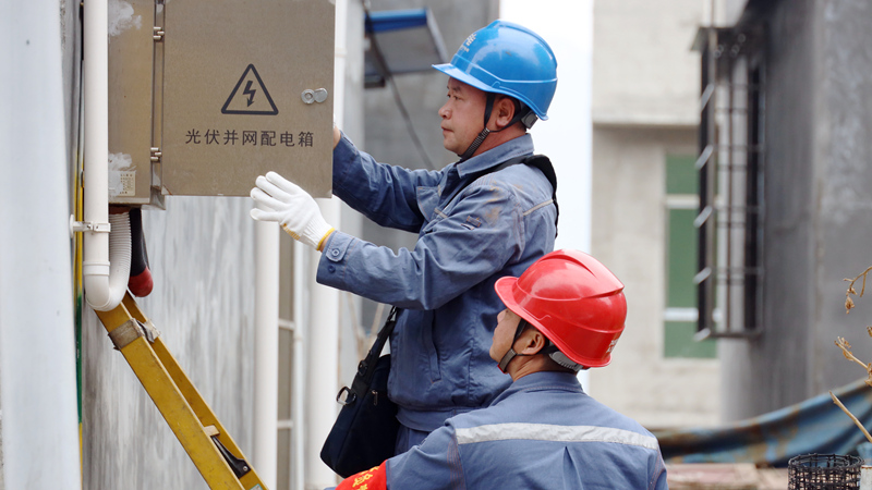 南方電網貴州興義晴隆供電局工作人員上門對屋頂光伏并網設備進行巡檢服務。