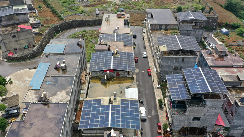 黔西南布依族苗族自治州晴隆縣雞場鎮楊家坪社區屋頂光伏一角。