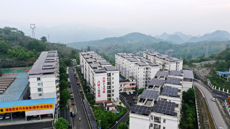 晴隆縣易地扶貧搬遷安置點幸福家園小區屋頂光伏。