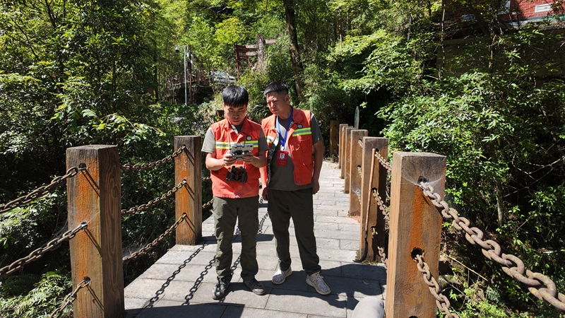 開展無人機巡視。稅會靜攝