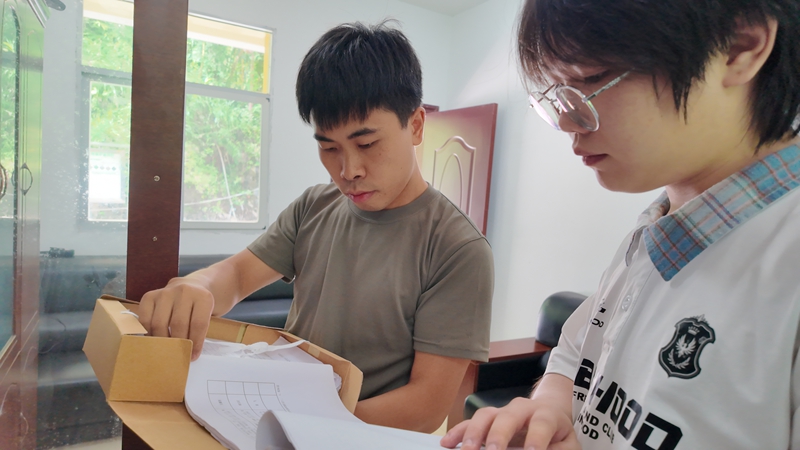 吳攀勝查看巡察記錄。稅會靜攝