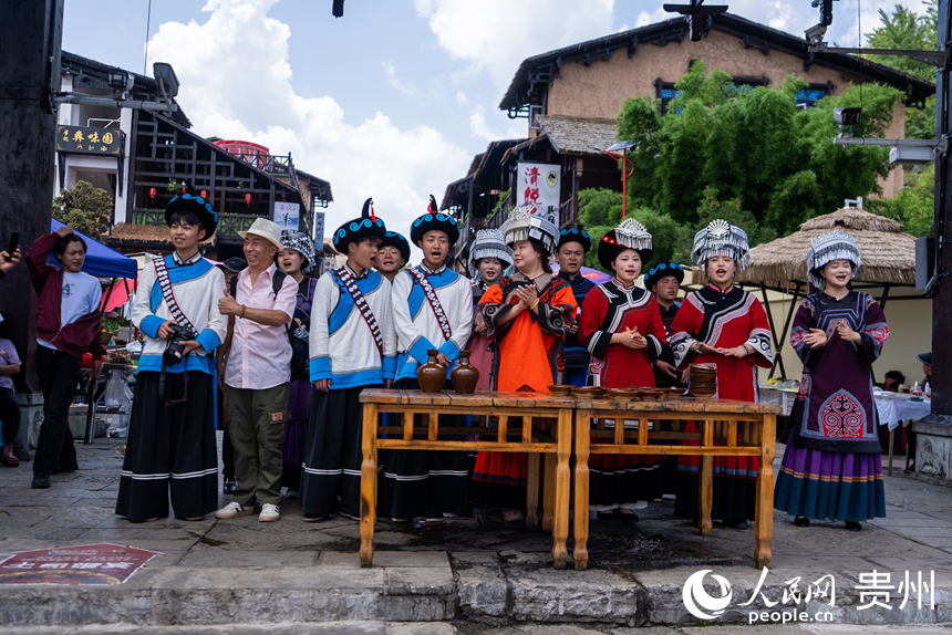 海坪文化小鎮里熱情的彝家“攔門酒”。人民網記者 涂敏攝