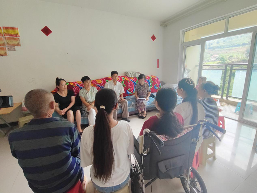 為張佳佳送助學金。