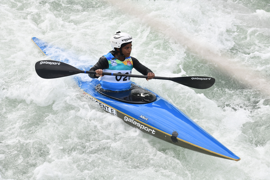 運動員在參加亞洲皮劃艇激流回旋錦標賽比賽。楊仁海攝