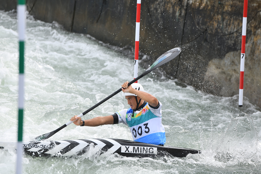 運動員在參加亞洲皮劃艇激流回旋錦標賽比賽。楊仁海攝
