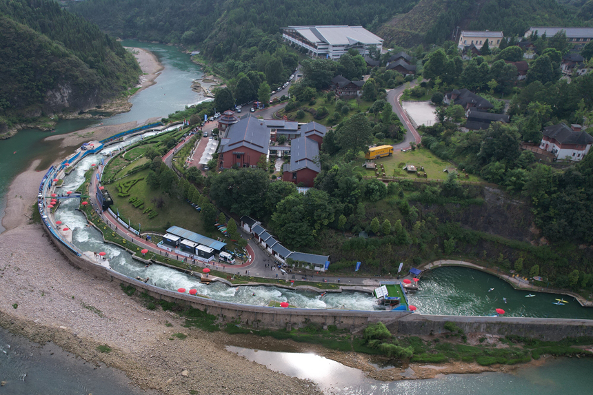 位于貴州省凱里市的中國(guó)皮劃艇協(xié)會(huì)貴州下司皮劃艇激流回旋訓(xùn)練基地（無(wú)人機(jī)照片）。周建國(guó)攝 