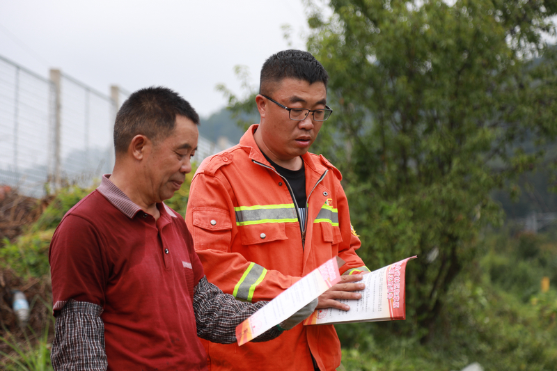 王濤正在給群眾宣傳森林防火知識。