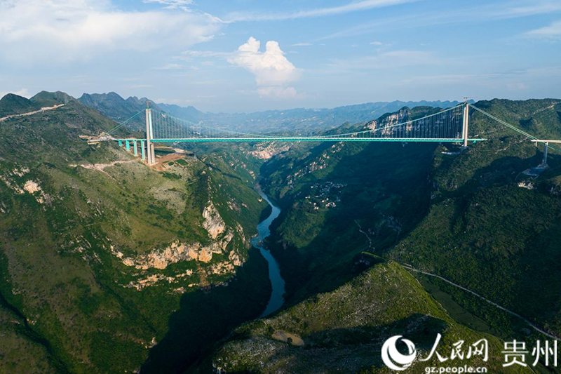 建設(shè)中的花江峽谷大橋橫亙于峽谷之上。人民網(wǎng)記者 涂敏攝