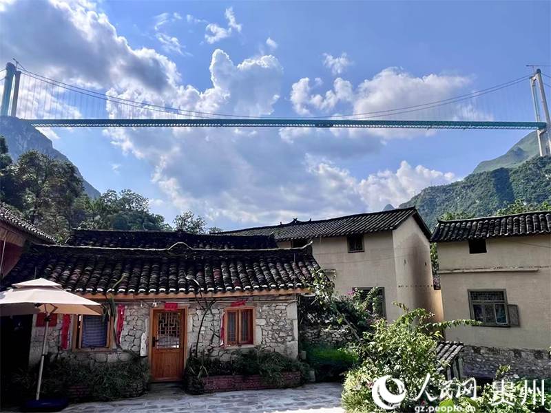 站在小花江村的民宿院子里,大橋雄姿可盡收眼底。人民網(wǎng) 陳潔泉攝
