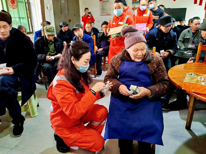 到敬老院開展志愿服務。