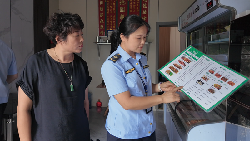 市場監管局對景區及周邊重點餐飲服務單位進行集中檢查與規范指導。