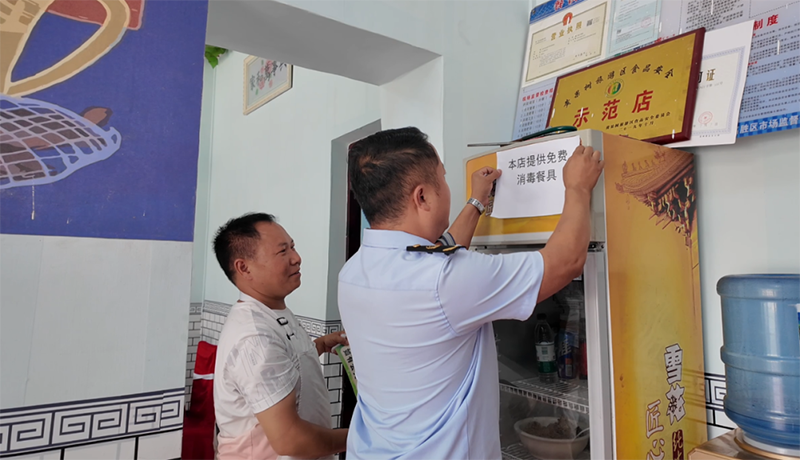 市場監管局在醒目位置張貼“免費提供符合衛生標準的餐具”提示。