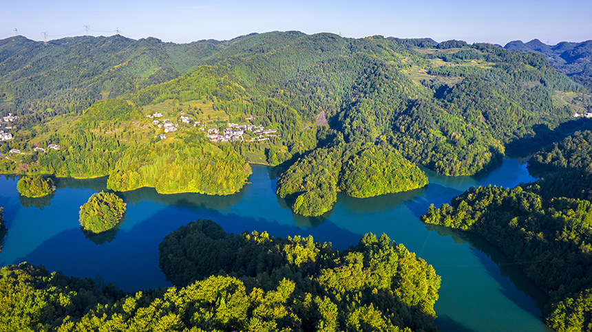 2025年8月14日航拍的貴州省畢節市百里杜鵑管理區境內的百里杜鵑湖。