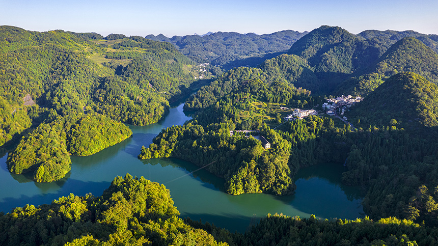 2025年8月14日航拍的貴州省畢節市百里杜鵑管理區境內的百里杜鵑湖。 