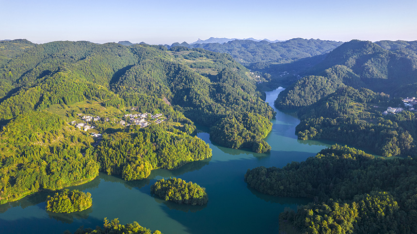 2025年8月14日航拍的貴州省畢節(jié)市百里杜鵑管理區(qū)境內(nèi)的百里杜鵑湖。