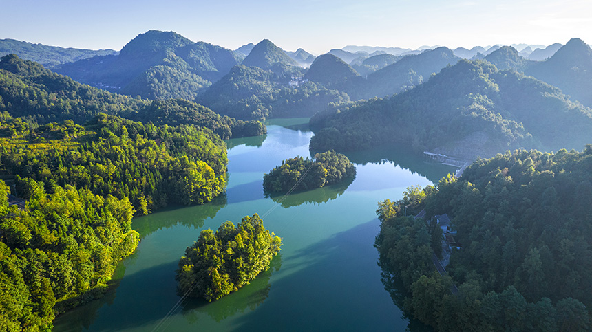 2025年8月14日航拍的貴州省畢節市百里杜鵑管理區境內的百里杜鵑湖。