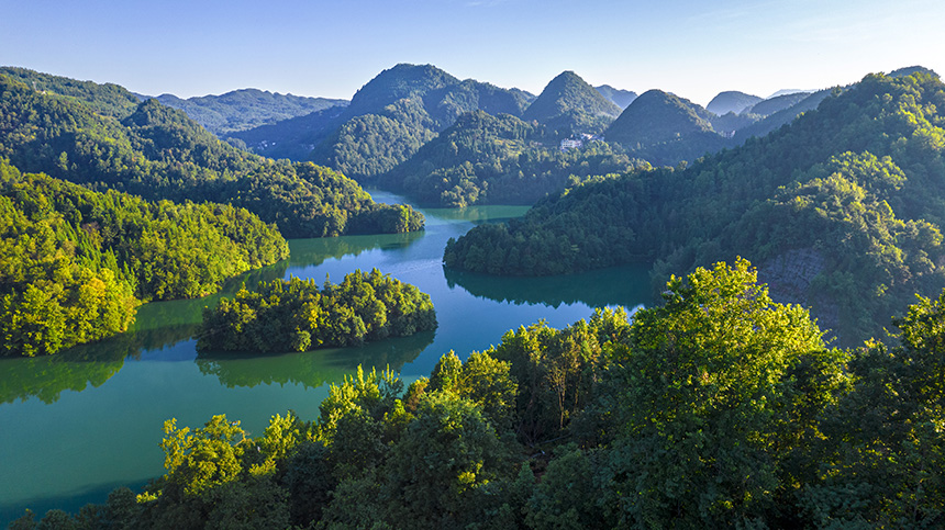 2025年8月14日航拍的貴州省畢節(jié)市百里杜鵑管理區(qū)境內(nèi)的百里杜鵑湖。 