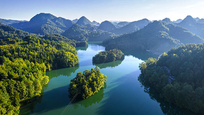 2025年8月14日航拍的貴州省畢節市百里杜鵑管理區境內的百里杜鵑湖。