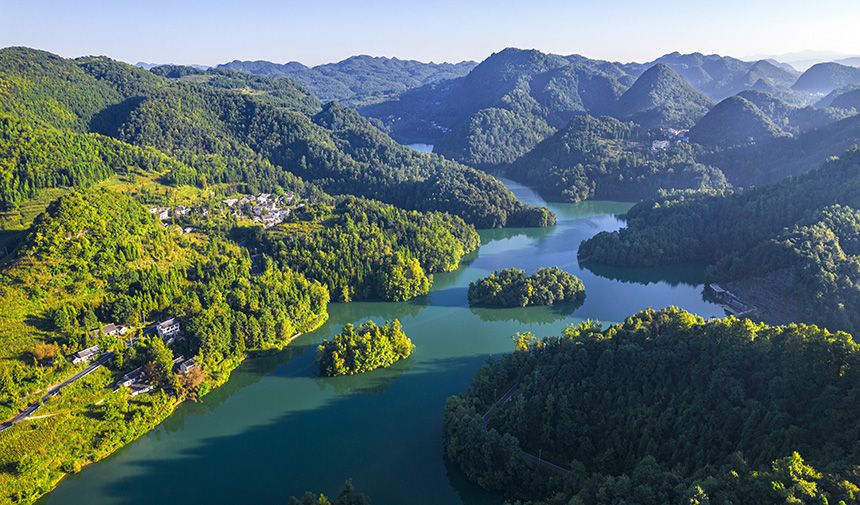 2025年8月14日航拍的貴州省畢節市百里杜鵑管理區境內的百里杜鵑湖。