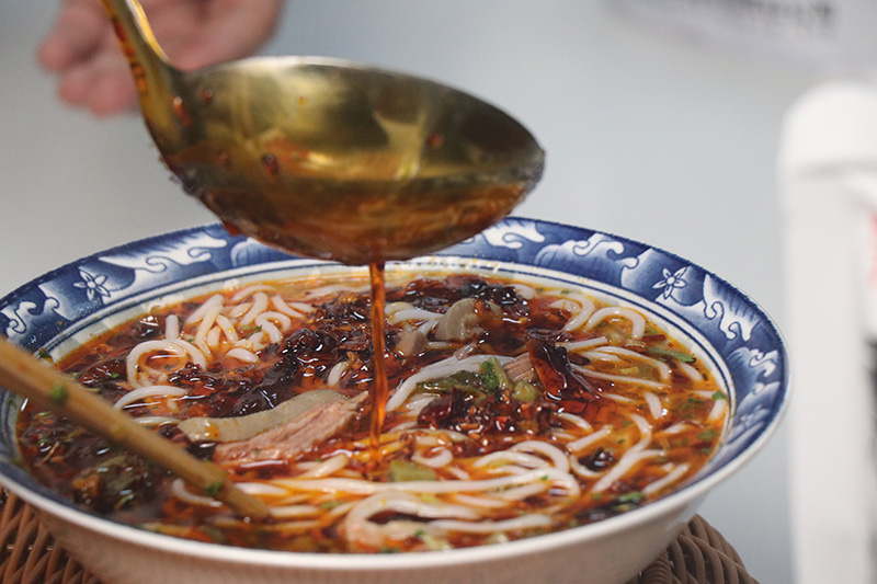 畢節羊小權食品有限責任公司生產的袋裝羊肉粉。王月 攝