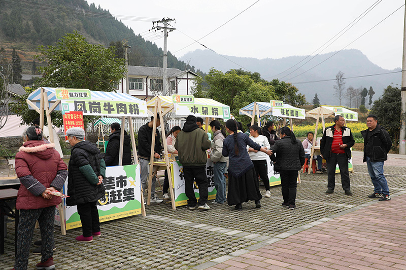 美食區游人如織。婁云霄 攝
