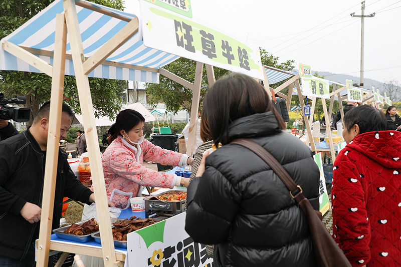 游客打卡旺草特色美食牛蛙。婁云霄  攝