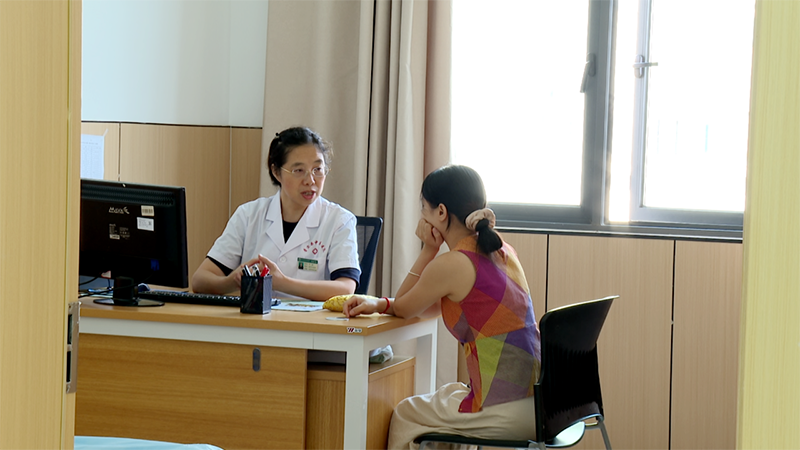 羅茵正細致地詢問患者病情,并為患者制定出個性化的治療方案。