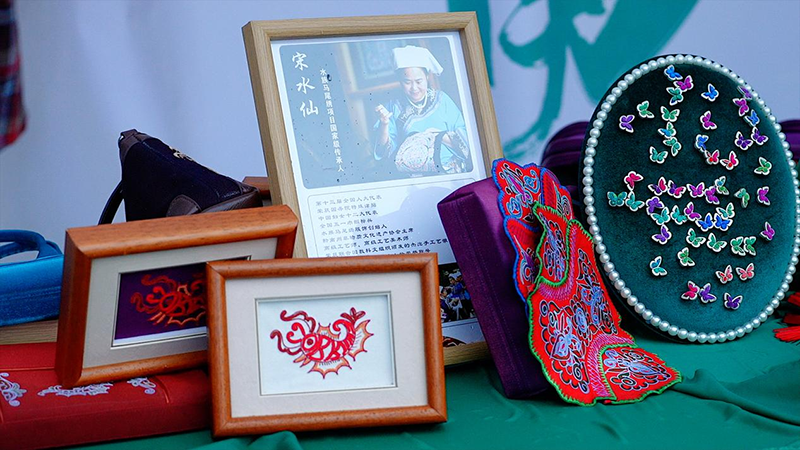 黔南非遺技藝作品展示。