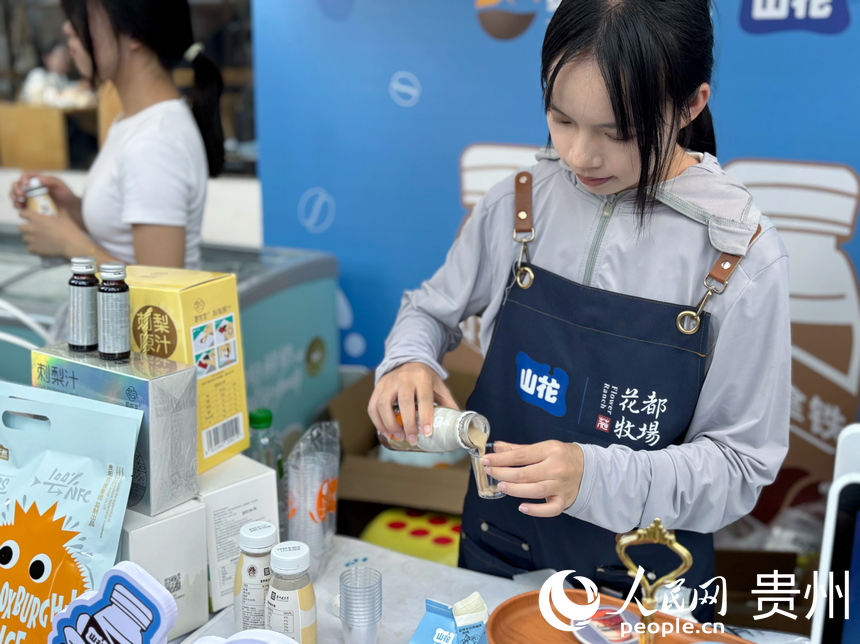 現(xiàn)場為游客準備了品嘗環(huán)節(jié)。人民網(wǎng)記者 高華攝