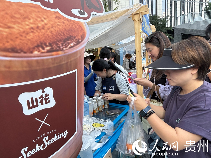 展臺前站滿了前來購買新品的市民。人民網(wǎng)記者 高華攝