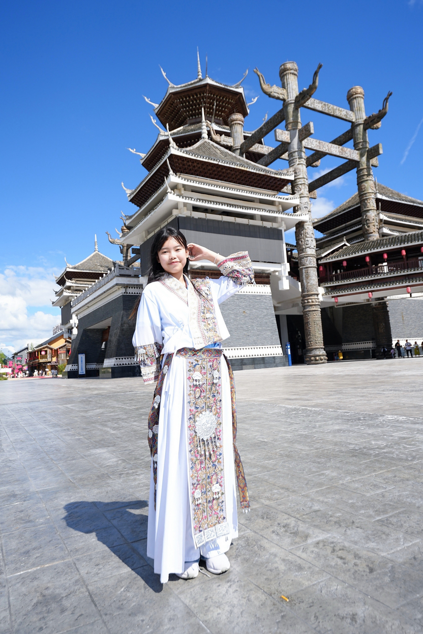 泰國學(xué)員換上民族服飾拍照打卡。貴州科技館供圖