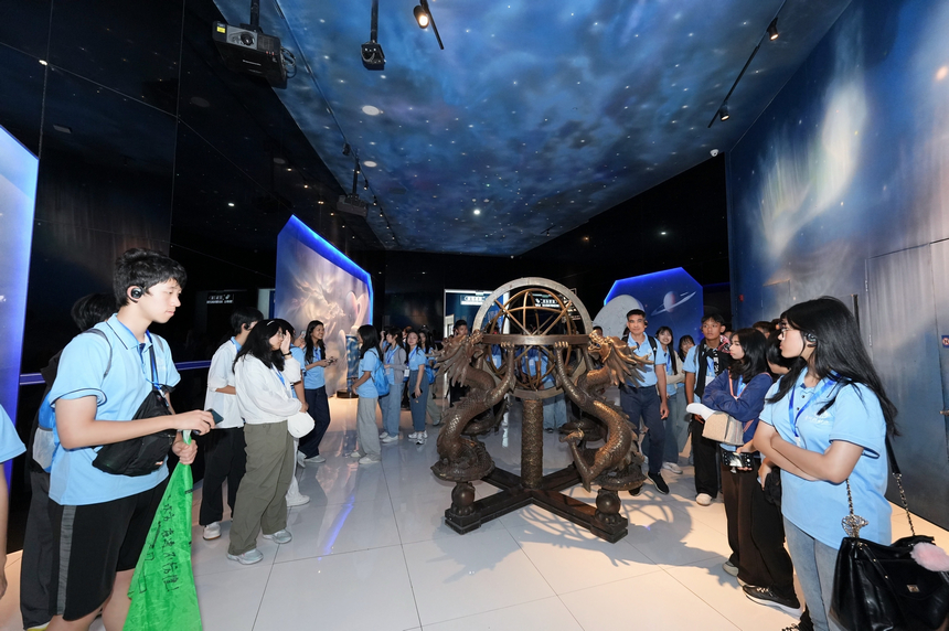 研學(xué)團參觀天文體驗館。貴州科技館供圖