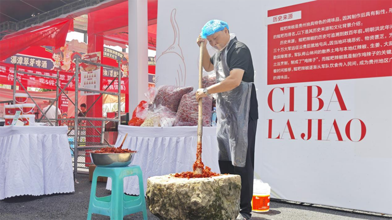 辣博會(huì)現(xiàn)場(chǎng)加工糍粑辣椒。何若男、鄭斌供圖